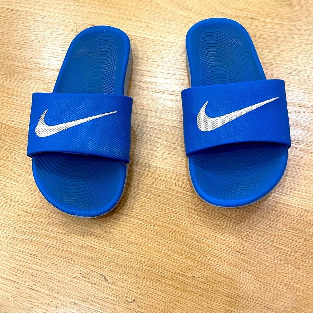 Boys Nike slides